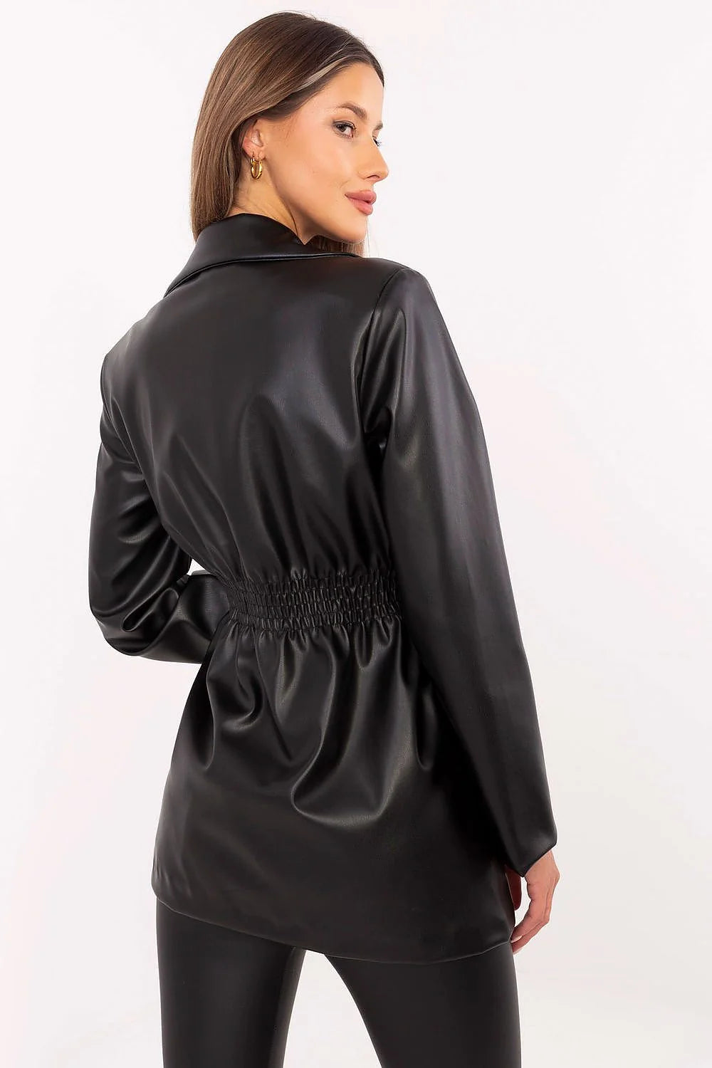 Manteau trench femme en similicuir noir double boutonnage style classique modernité coupe ajustée longueur midi