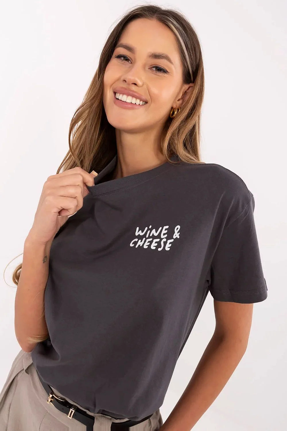 T-shirt et pantalon pour femme en coton gris foncé et beige clair, style décontracté et moderne, impression 'WINE & CHEESE', coupe classique et ample