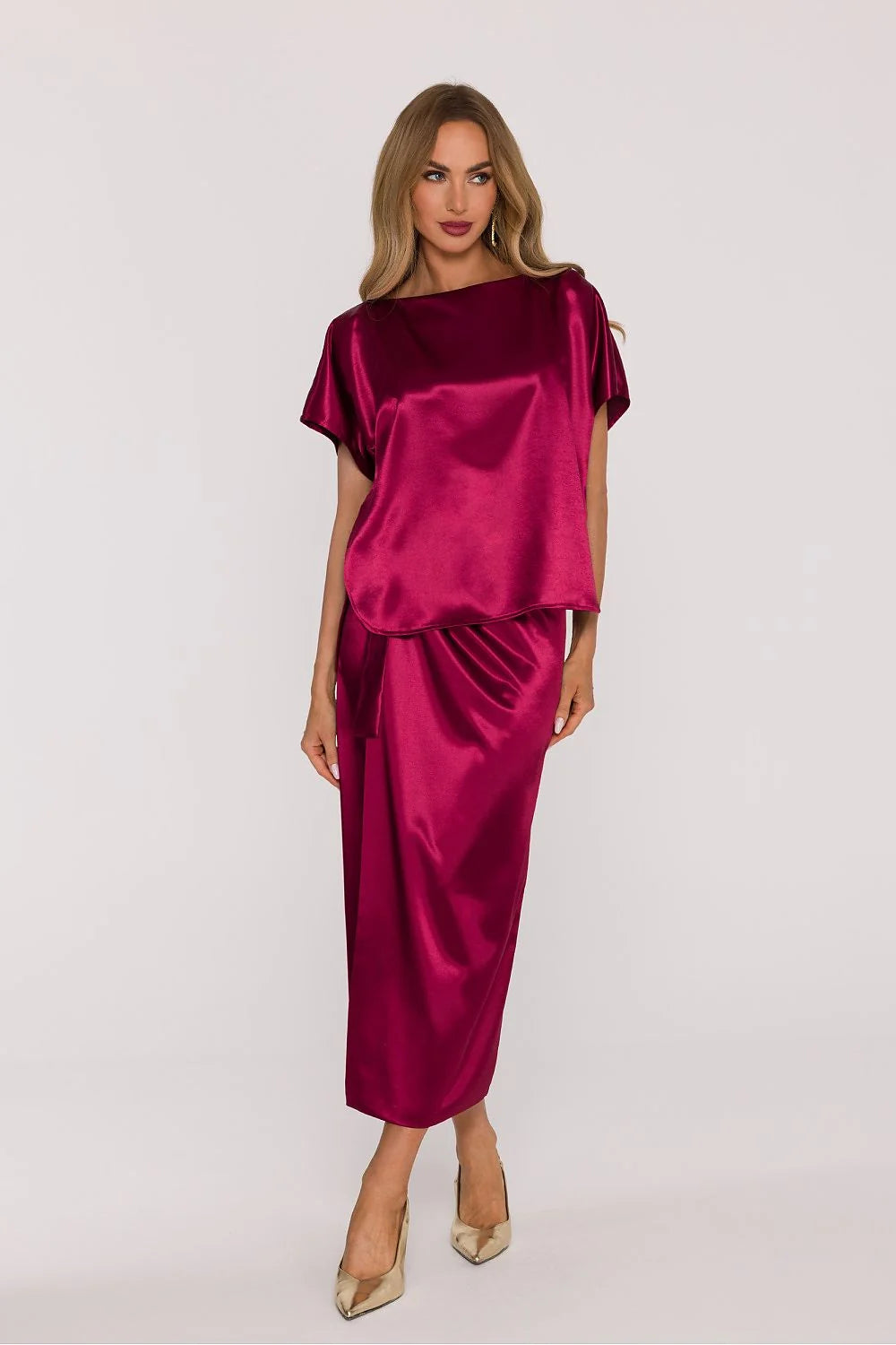 robe midi satinée bordeaux grenat brillante mi mollet encolure bateau manches courtes kimono taille ceinturée drapé fronces latérales silhouette flatteuse