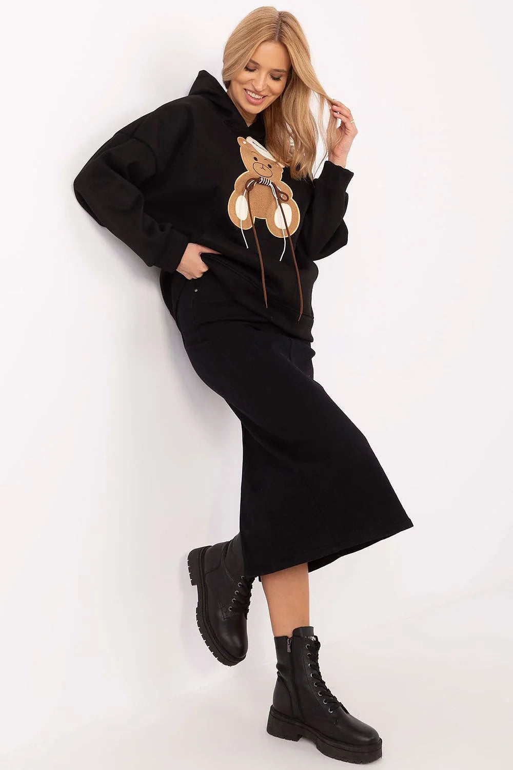 Sweatshirt moderne femme à capuche illustration ours peluche couleur noire matériau doux style décontracté