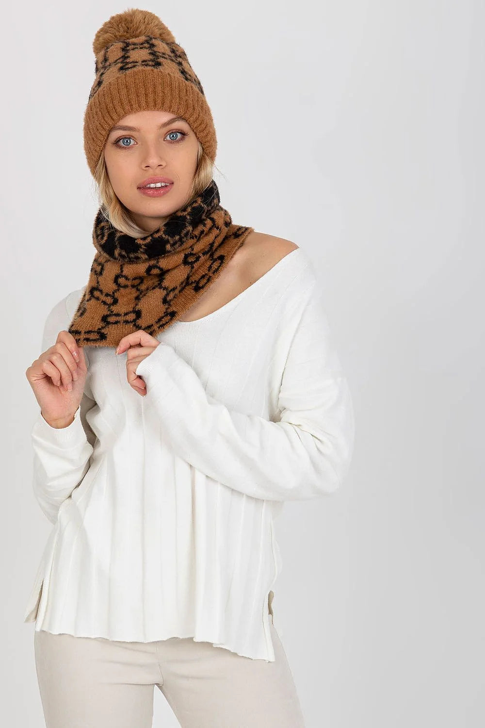snood tubulaire animalier caramel noir bonnet pompon côtelé pelucheuse douce chaude isolante acrylique durable ajusté élégant moderne chic