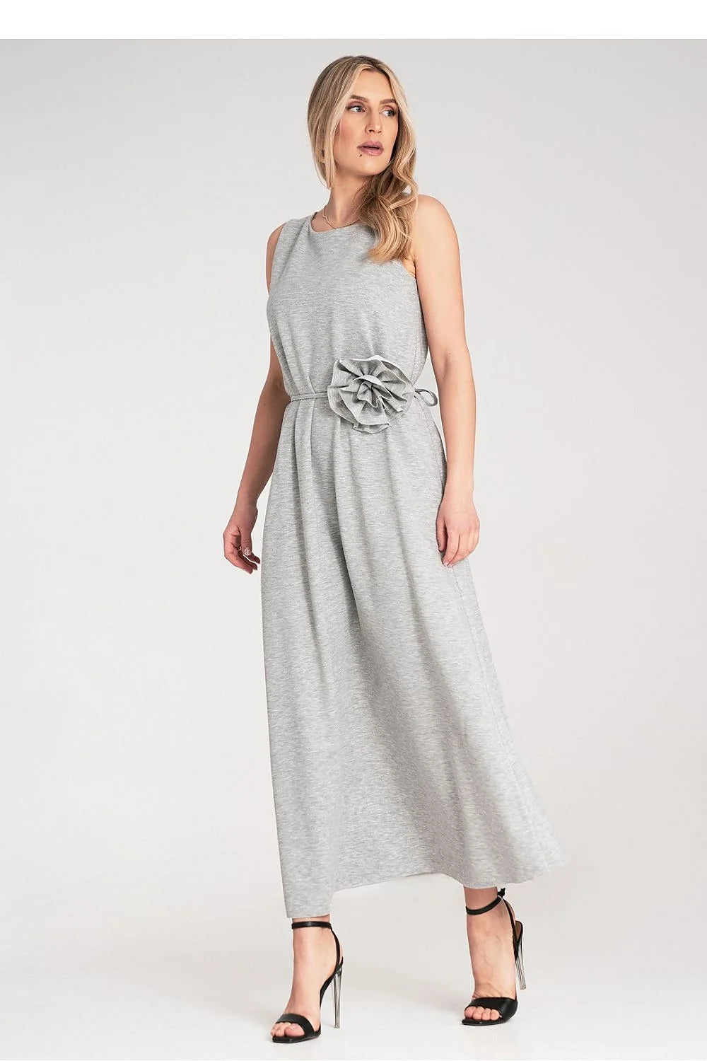 Robe de jour élégante sans manches en jersey gris détails fleuris ajustée taille universelle femme