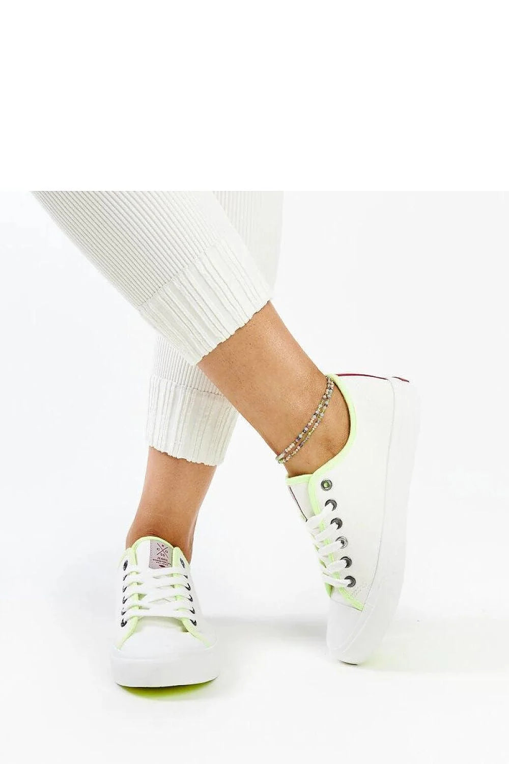 baskets basse femme toile blanche vert néon lacets semelle caoutchouc plateforme rembourrée œillets métalliques noirs languette logo rose bout arrondi