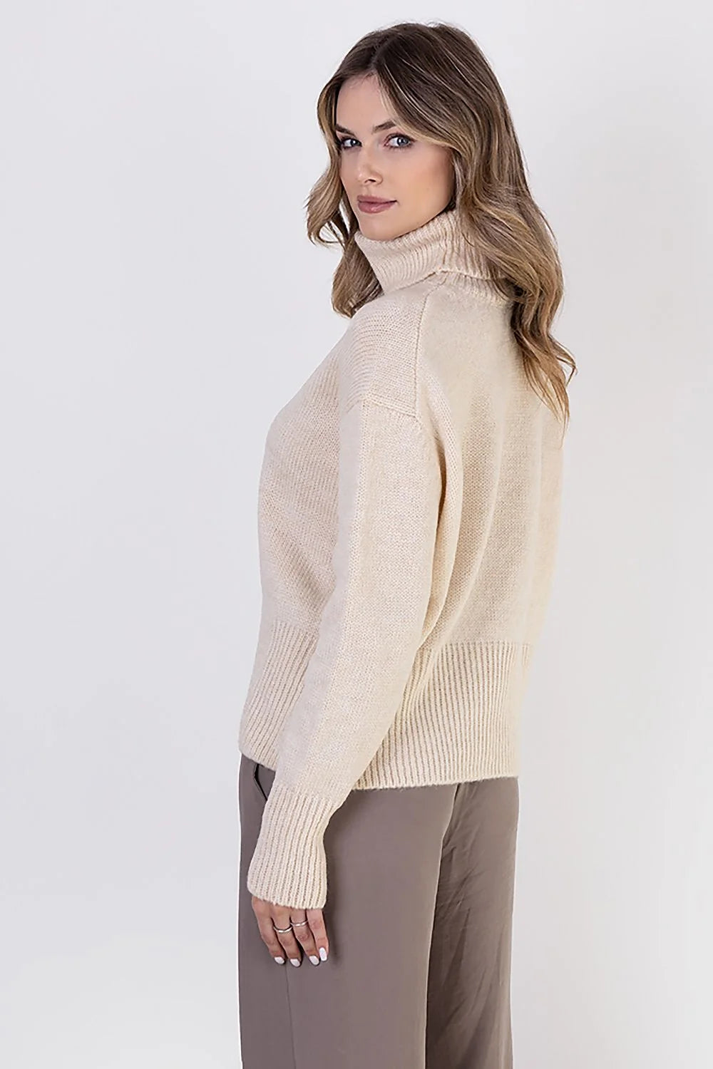 Pull femme col roulé beige longues manches coupe droite matériau tricoté épaules tombantes ribs côtelés hiver 2023