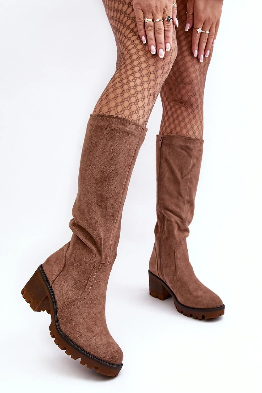 Bottes cuissardes en suédine brune chic moderne avec fermeture éclair pour femmes élégantes et tendance