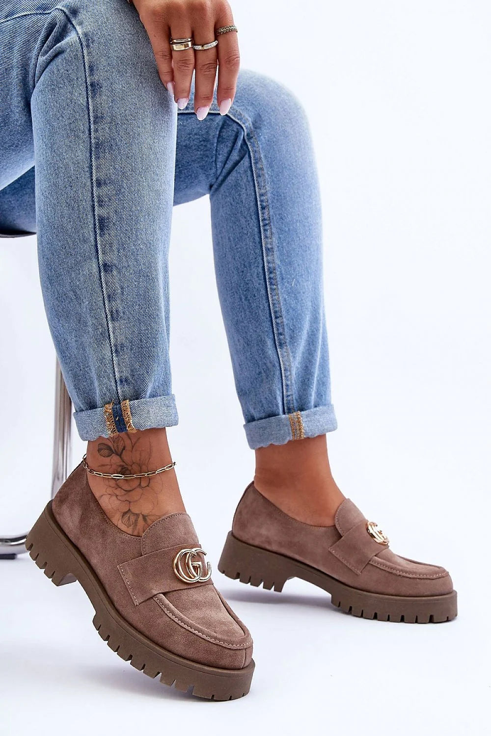 Chaussures basses pour femmes en suède taupe, style classique moderne, confort et élégance, design sophistiqué, finitions luxueuses, idéales pour looks variés