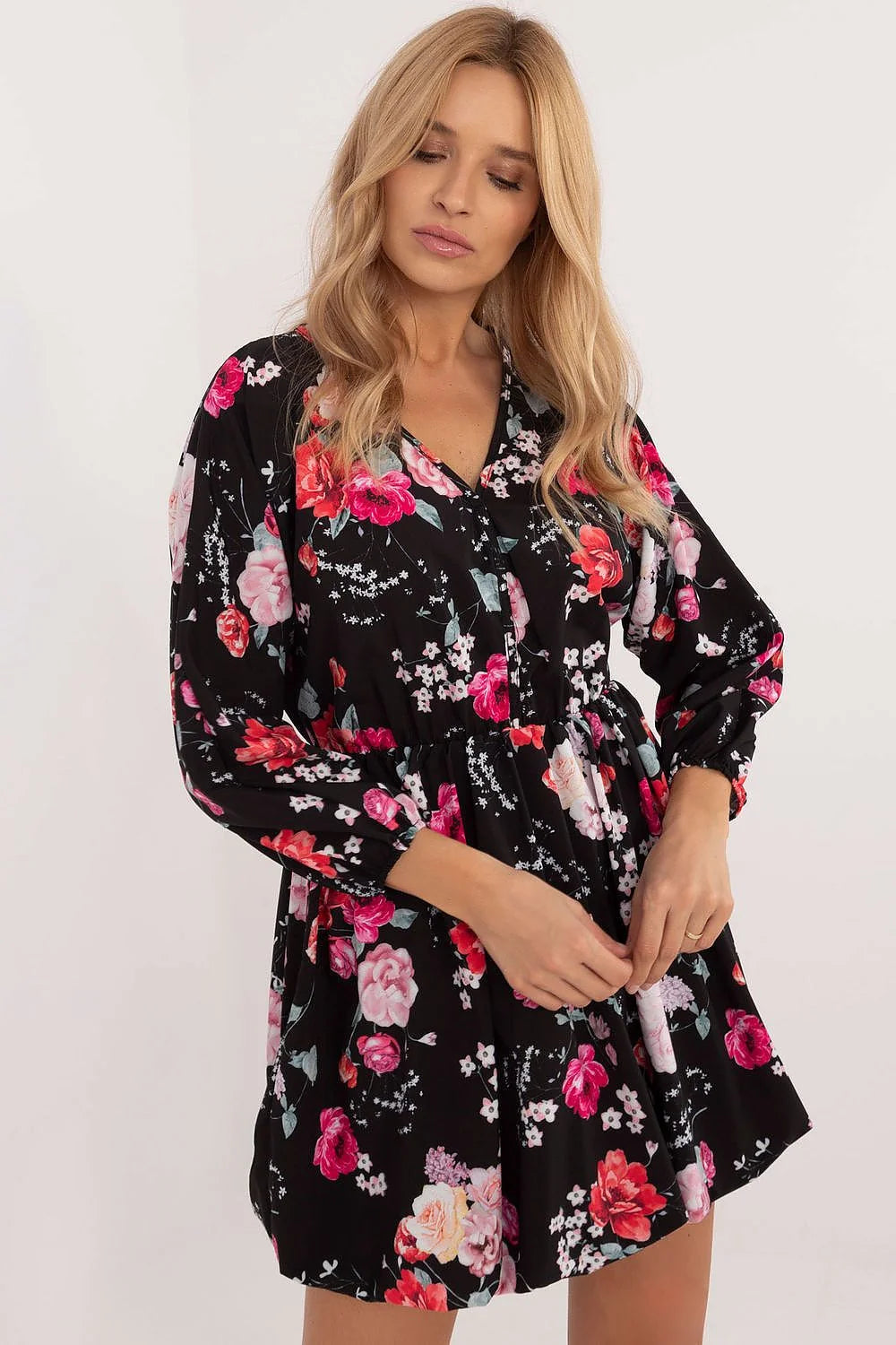 Robe féminine élégante à motifs floraux noir et multicolore, style moderne, coupe ample, matériau polyester, femme