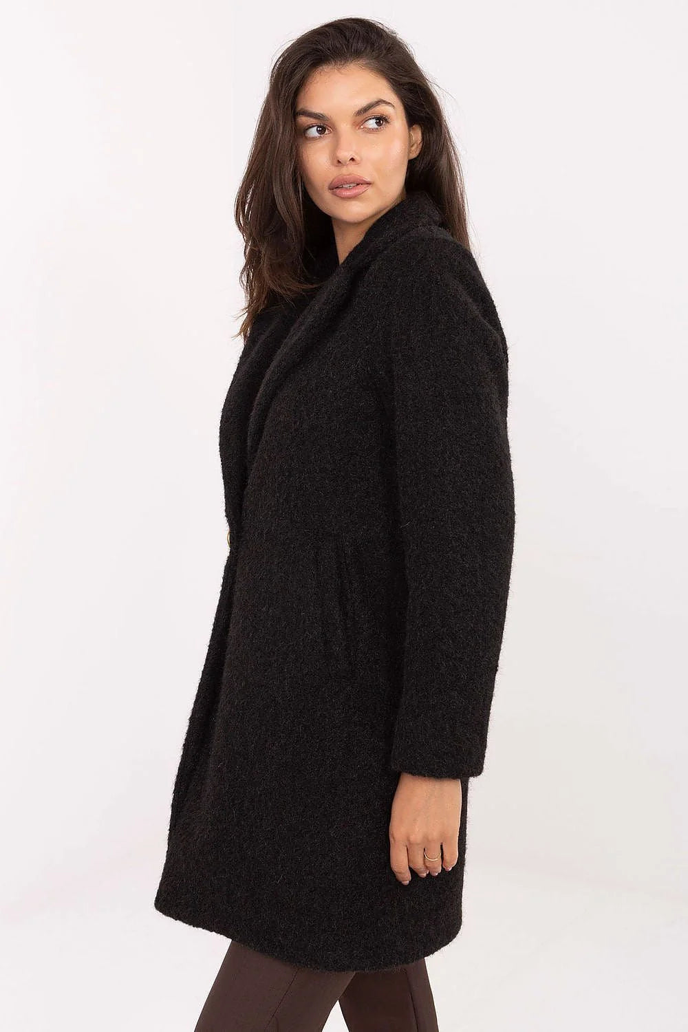 manteau femme long mi cuisse noir coupe droite col tailleur bouclé mohair texture chaude légèrement poilue bouton doré manches longues