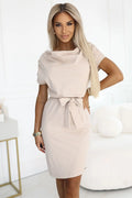 Robe de jour élégante en beige clair à manches courtes, ceinture intégrée, matériau élastique, coupe droite, femmes