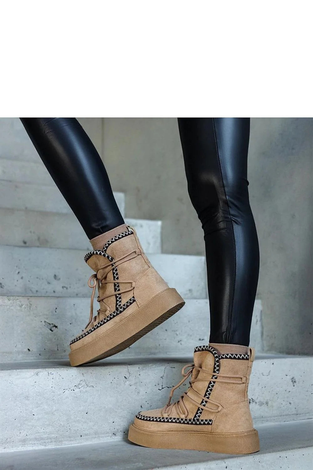 bottines trappeur Solea femme montantes suède camel col côtelé galon tressé noir blanc semelle plateforme gomme épaisse antidérapante laçage enveloppant