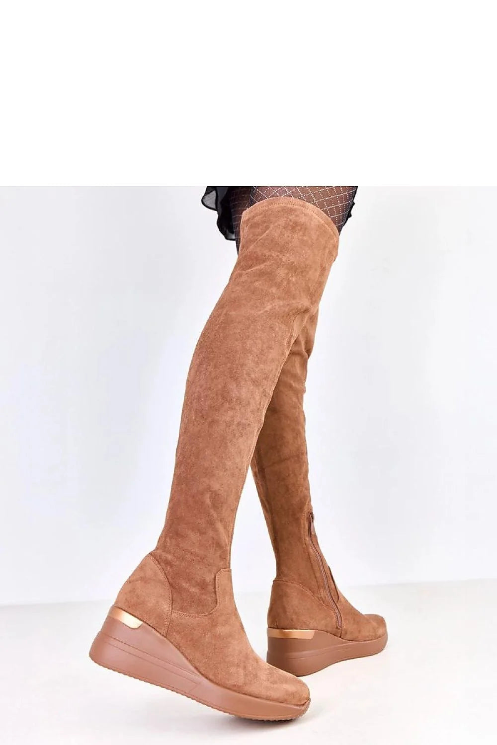 bottes cuissardes femme suédine camel tige haute genou ajustée talon compensé insert métallique plateforme bout arrondi fin doublure fourrure synthétique