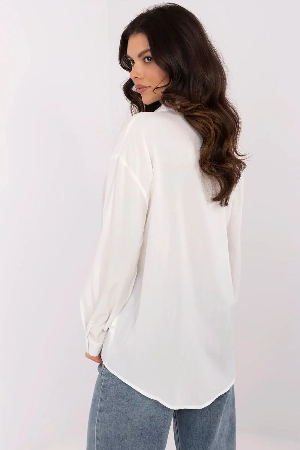 chemise femme manches longues élégante intemporelle blanche col classique boutonnage oversize coupe ample tissu léger fluide transparent poignets boutonnés