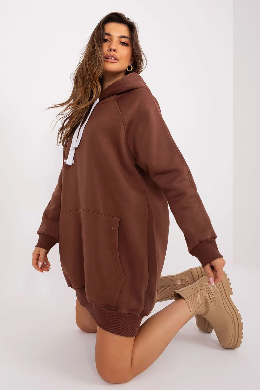 sweatshirt long femme oversize capuche cordons blancs marron chocolat molleton doux coton polyester poche kangourou manches longues côtelées confortable chaud