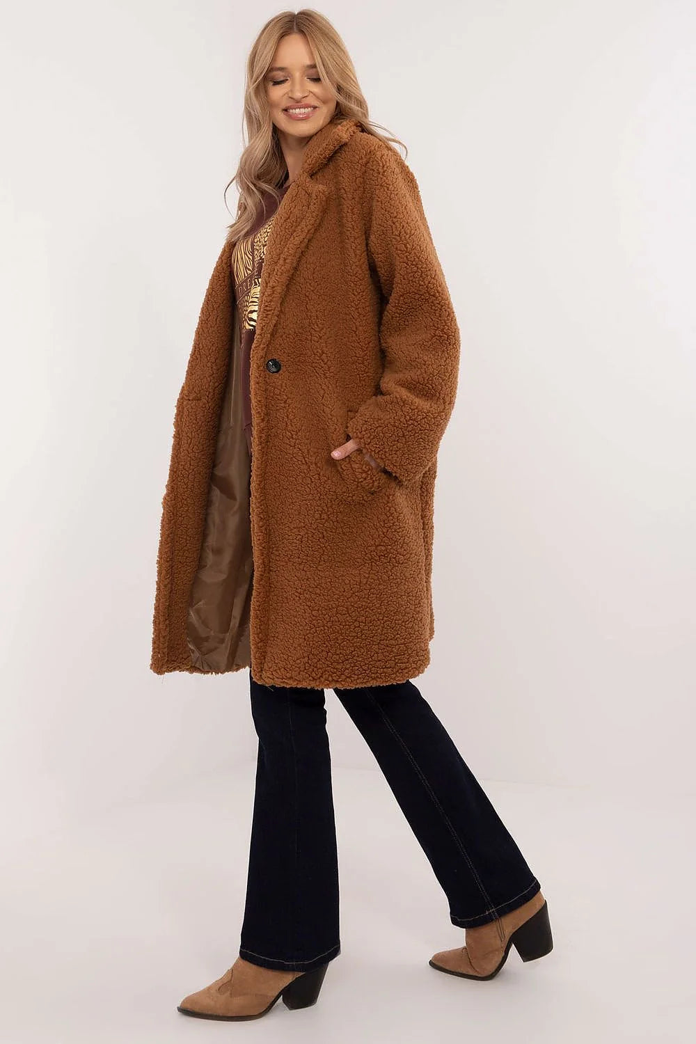 Manteau long pour femme brun camel en polyester et viscose, style décontracté et chic, coupe droite et ample, col large à revers, poches latérales intégrées, texture imitation laine bouclée, idéal pour l'automne-hiver