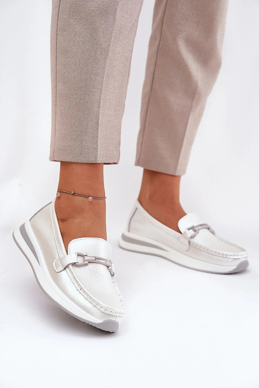 mocassins femme cuir naturel nacré irisé ivoire semelle compensée blanche grise antidérapante plateforme mors métallique argenté bout arrondi confort coutures