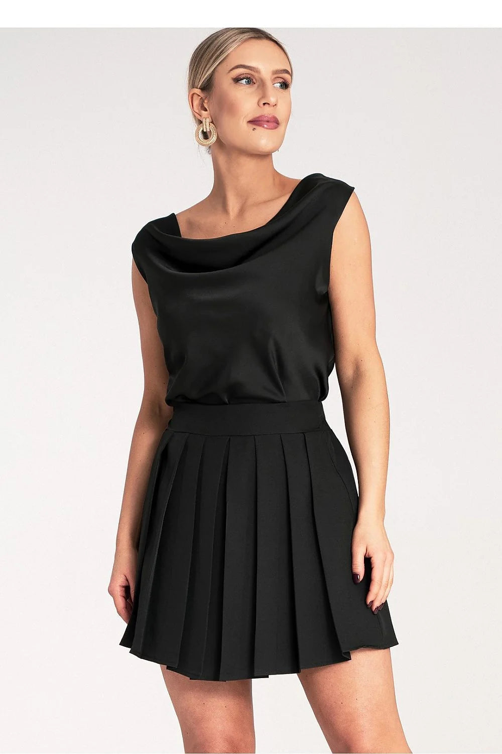 Ensemble féminin élégant et sophistiqué composé d'une blouse sans manches et d'une jupe courte plissée noir femme occasion semi-formelle
