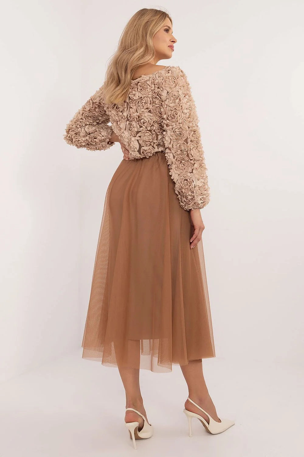 Tenue élégante pour femmes deux pièces haut et jupe longue motifs floraux en relief tissu transparent couleur beige brun clair taille haute