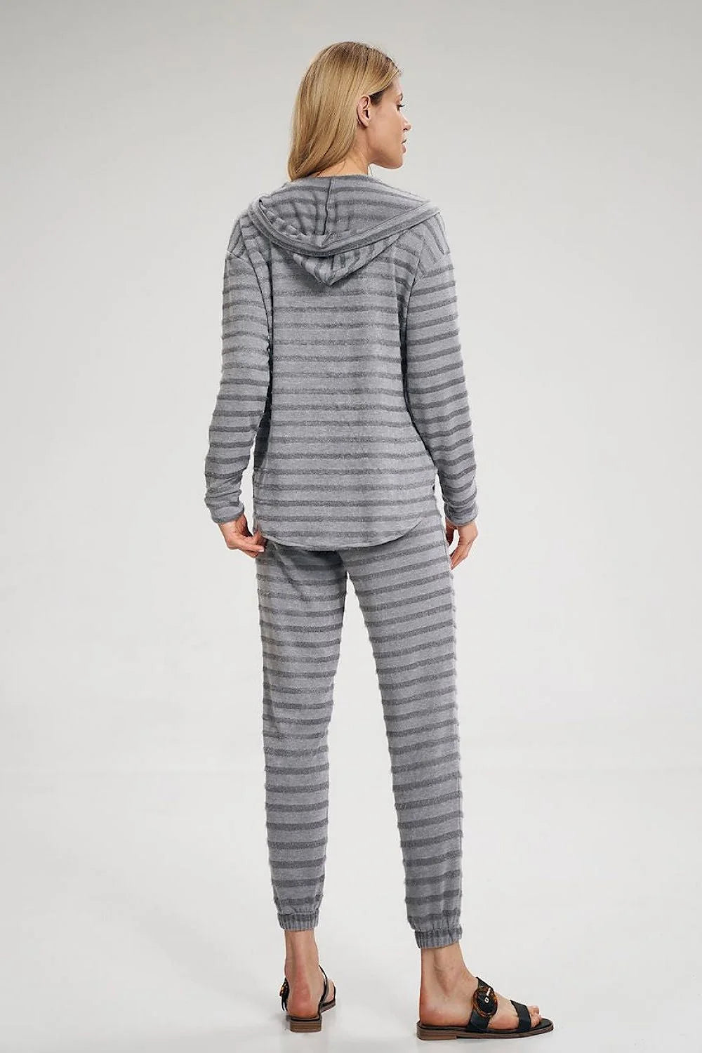 Ensemble homewear tricoté femme élégant rayé bleu canard noir confortable style détente cocooning intérieur