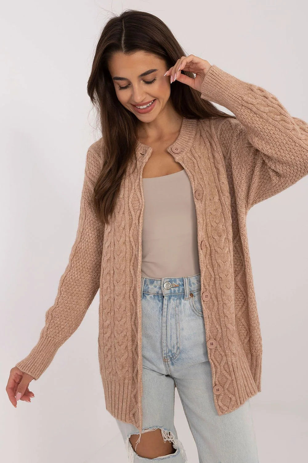 Cardigan pour femme en tricot torsadé coloris beige doux coupe ample manches longues boutons assortis