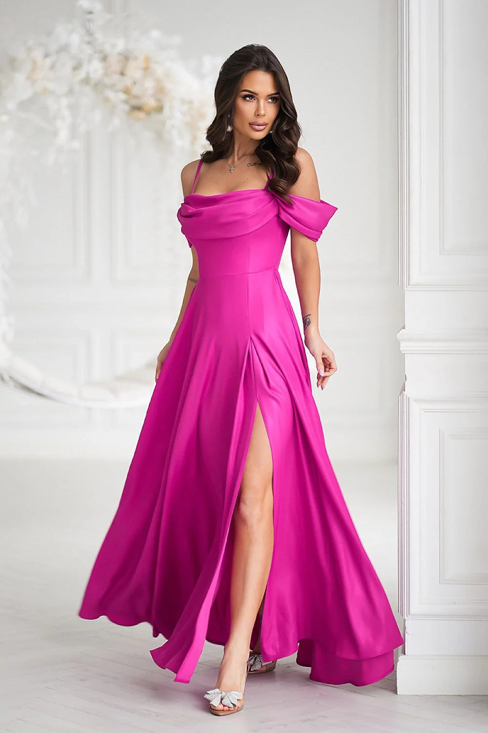 Robe longue élégante pour femme en satin fuchsia couleur vives encolure carmen manches tombantes fente haute occasion spéciale