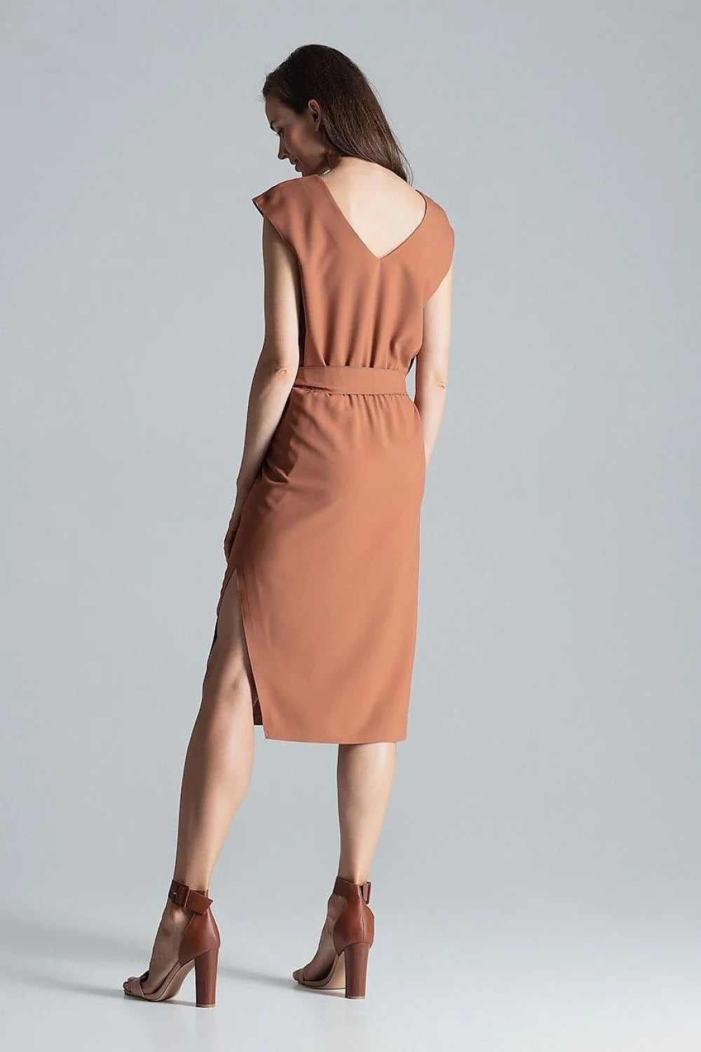 robe midi bordeaux polyester fluide mate nondoublée colV ceinture asymétrique fente manches courtes fourreau ajustée élégante chic contemporaine