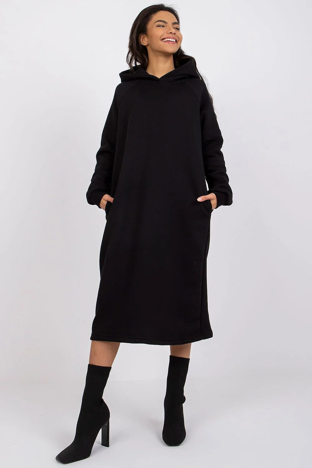 Robe sweatshirt femme moderne confortable capuche poches manches longues couleur noire polyvalente occasion décontractée