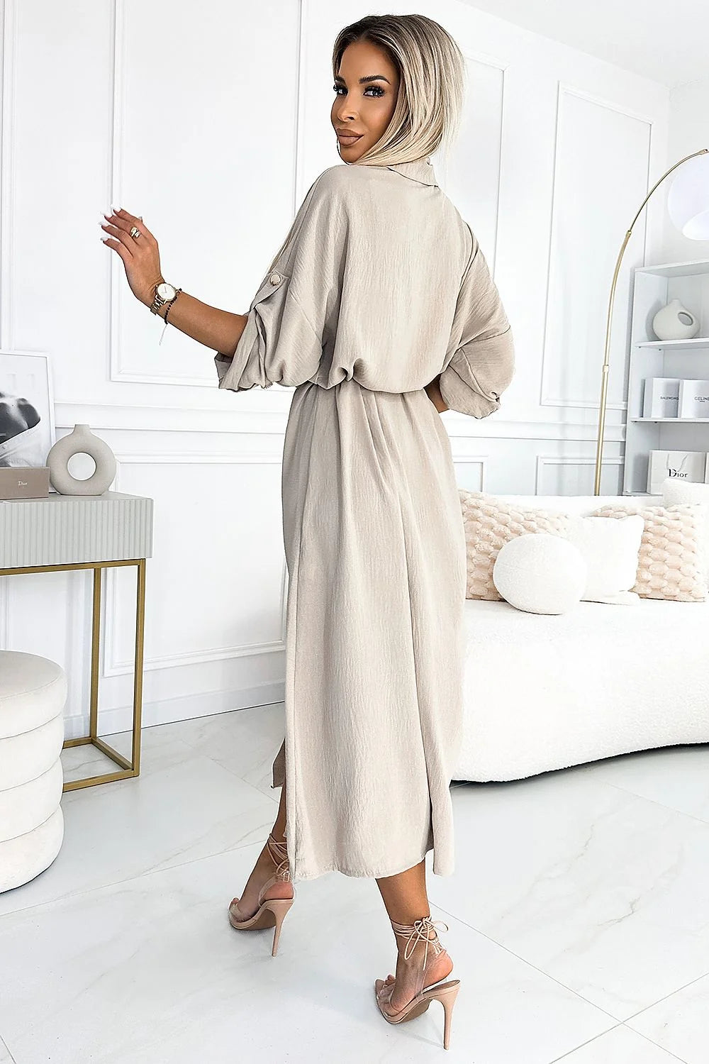 Robe de jour élégante longue manches longues taille ajustable émeri beige boutons dorés poches poitrine fente devant sandales femmes