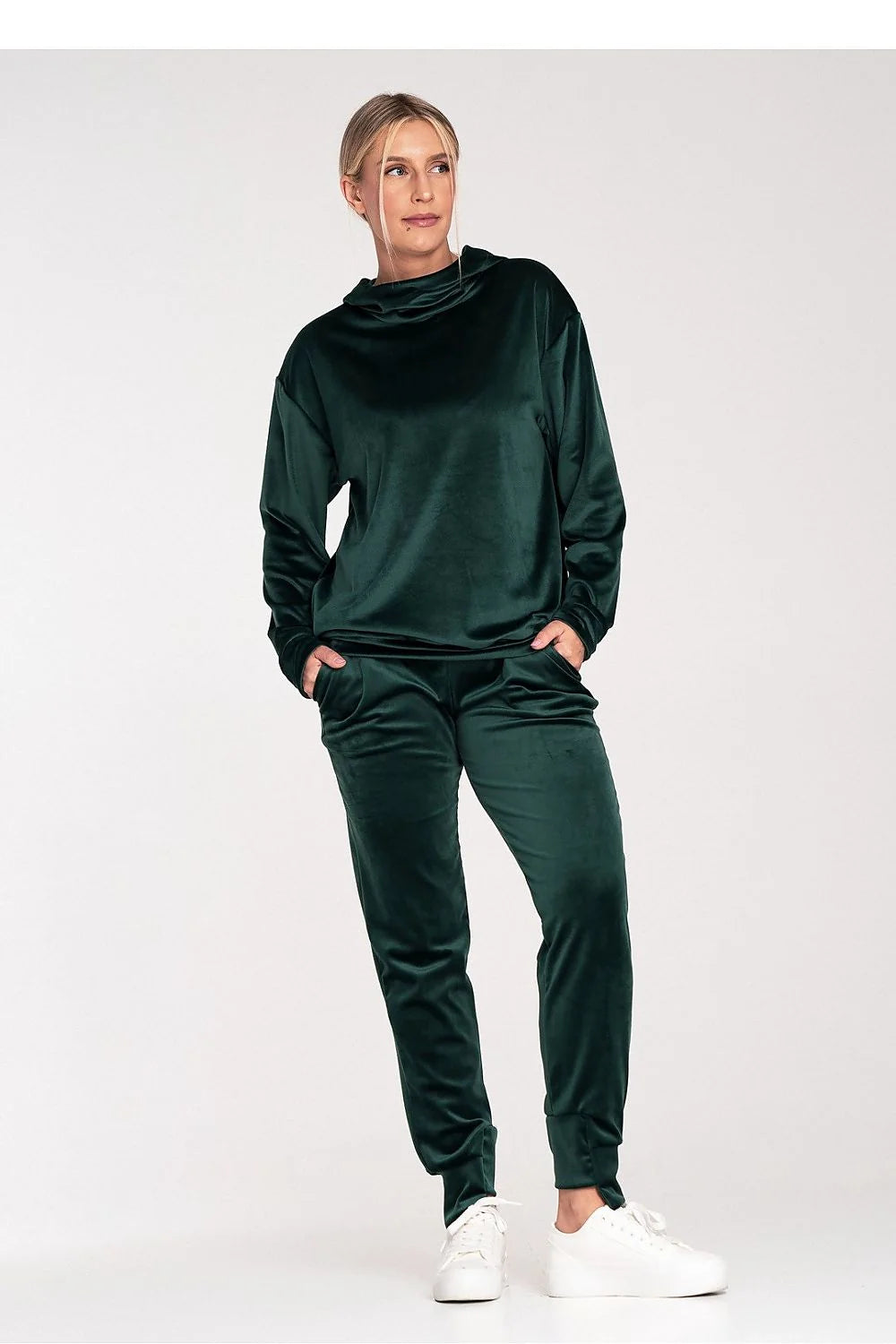 pantalon jogger femme velours vert foncé fuselé ajusté taille élastiquée chevilles resserrées poches latérales satinée doux confortable chic décontracté polyvalent
