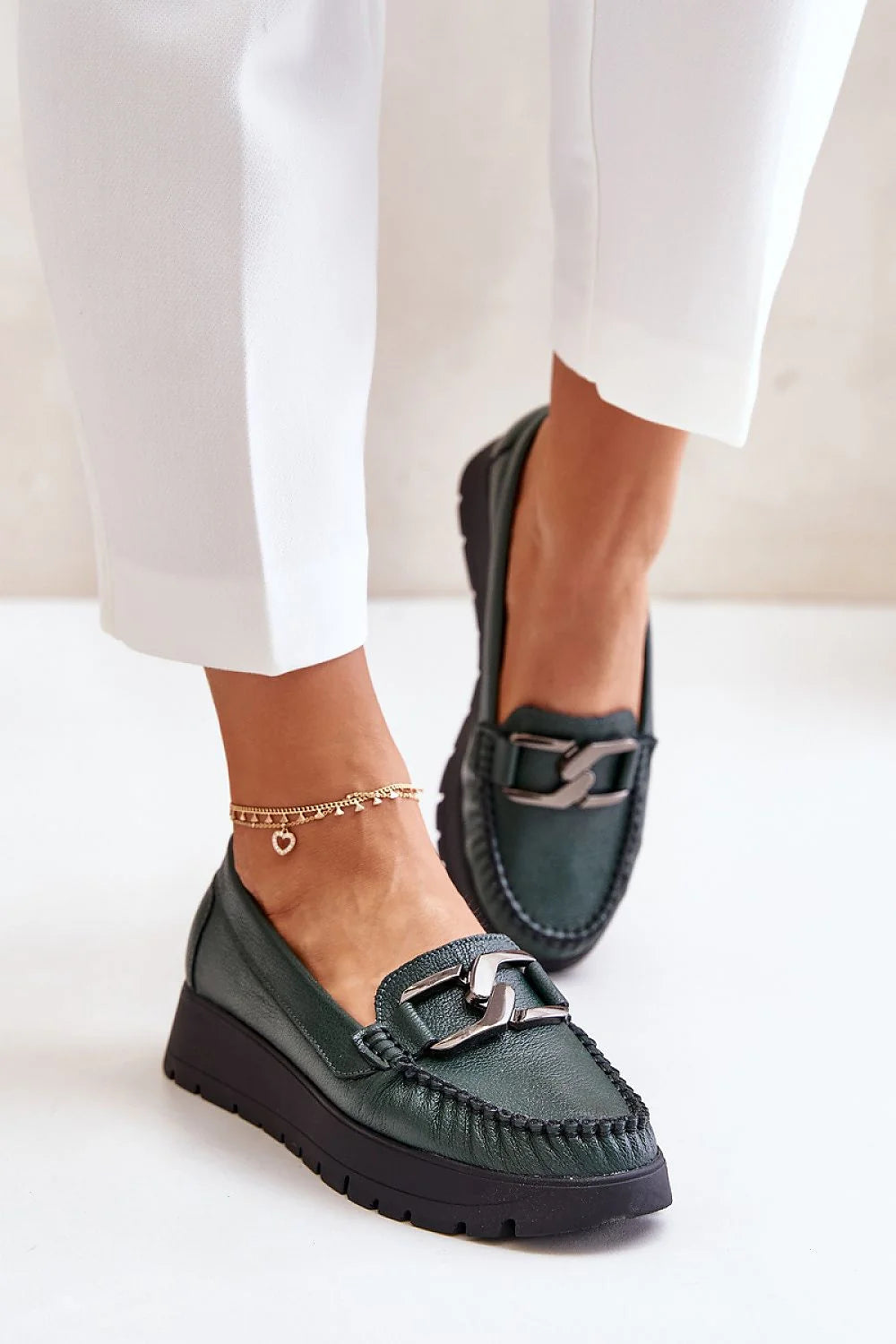 Mocassins femme style moderne cuir texturé vert foncé détail métallique boucle semelle compensée plateforme