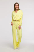 pantalon survêtement femme jaune pastel polyester léger fluide coupe droite large taille haute élastique coutures verticales finitions soignées élégant décontracté