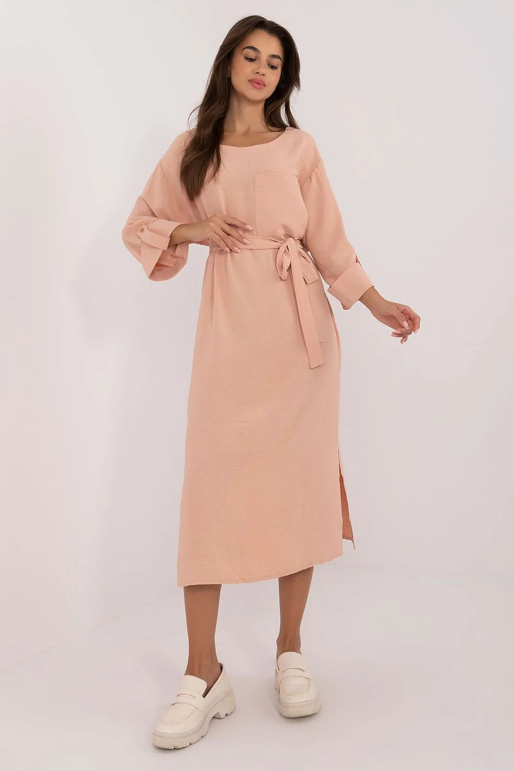 robe midi femme décontractée chic crêpe texturé légère pêche nude coupe droite encolure ronde manches troisquarts ceinture nouée