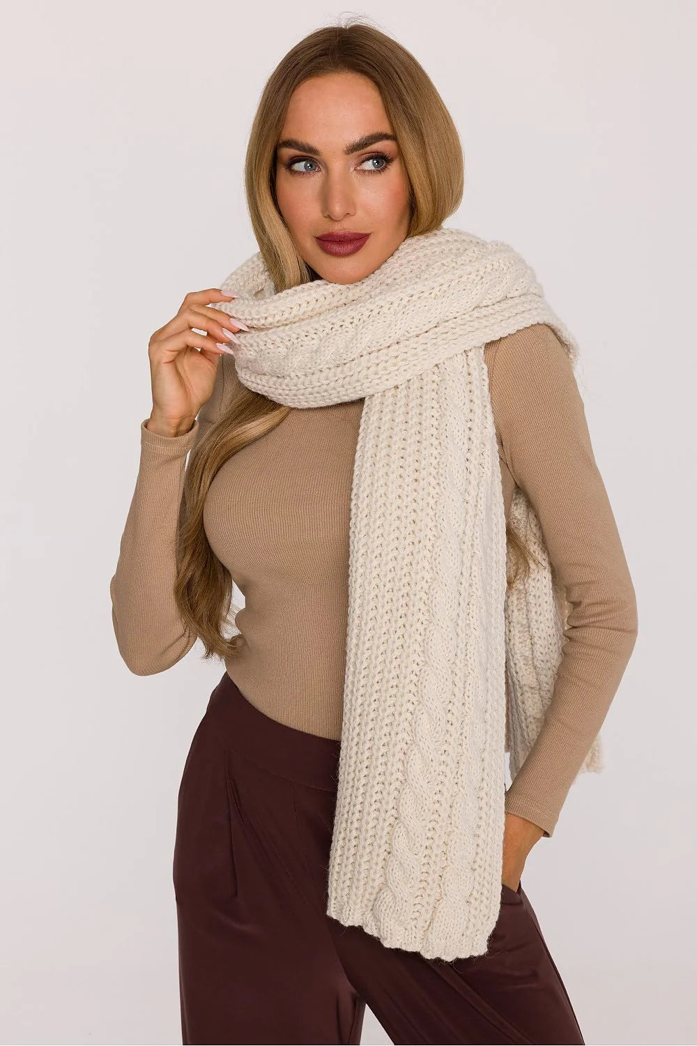 écharpe longue oversize grosse maille torsadée écru ivoire tricot épais doux large chaud côtelée cosy superposer manteau pull