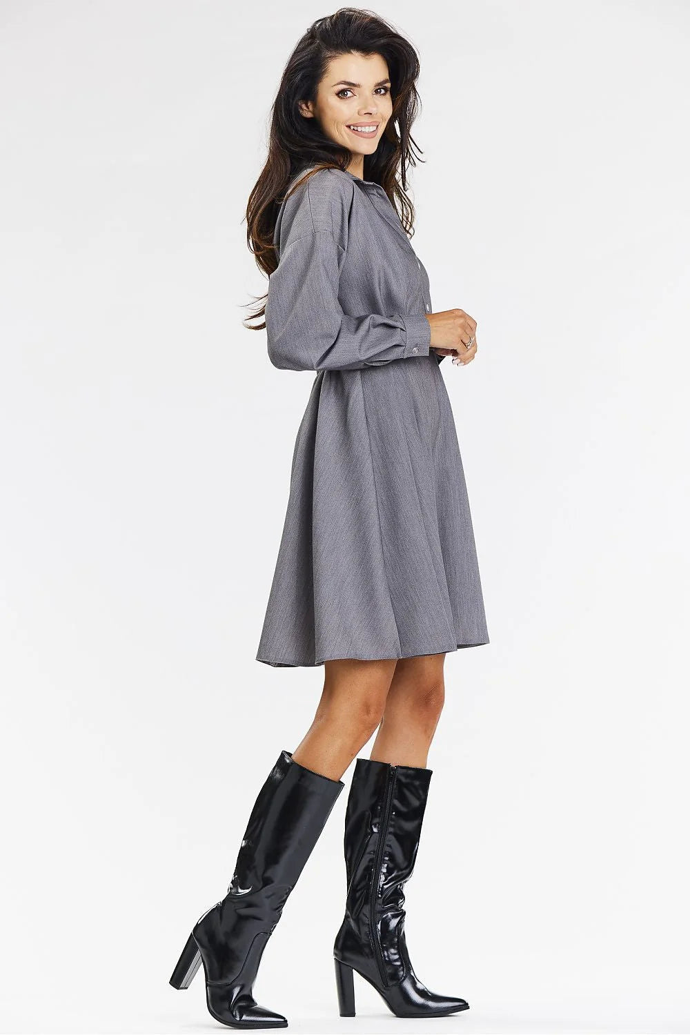 Robe chemise évasée grise longueur genou manches longues poignets boutonnés ceinture intégrée femme occasion formelle style intemporel matériau confortable