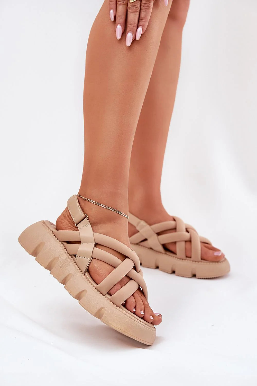 sandales femmes modernes décontractées plateforme quatre centimetres larges lanières entrecroisées rembourrées synthétique effet cuir beige semelle épaisse crantée antidérapante ajustable