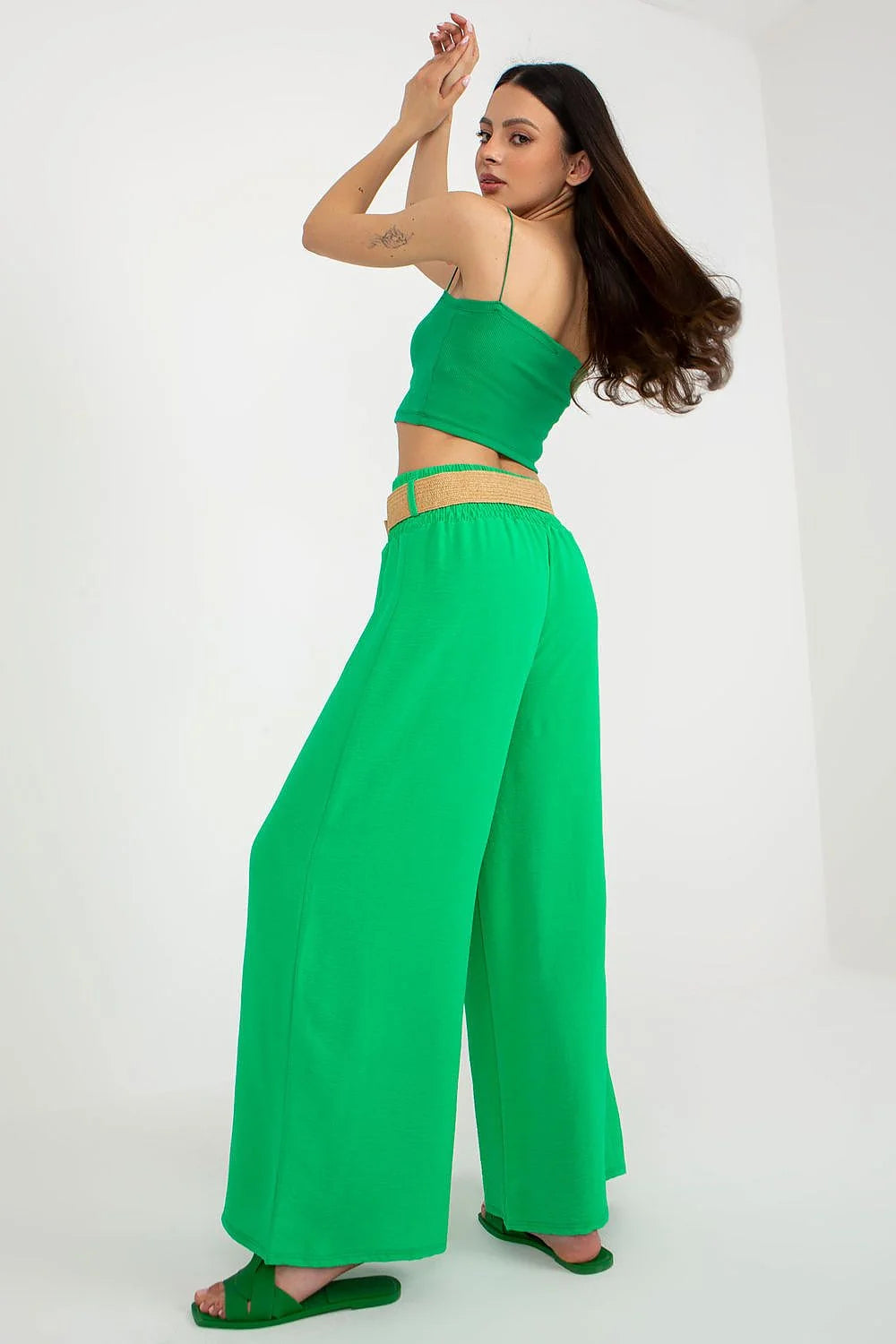 Ensemble femme crop top et pantalon large Italy Moda style moderne couleur verte vif matières légères élasthanne polyester ceinture universelle