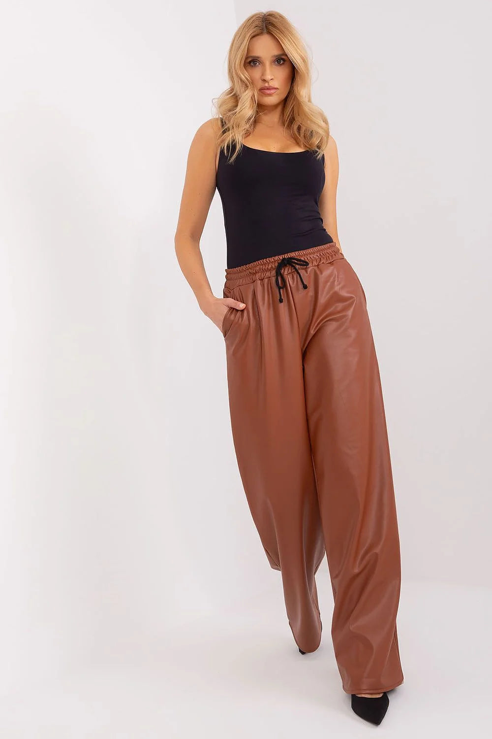 pantalon long Lakerta simili cuir cognac taille haute élastique cordon noir jambe large coupe ample brillant vegan poches latérales confort