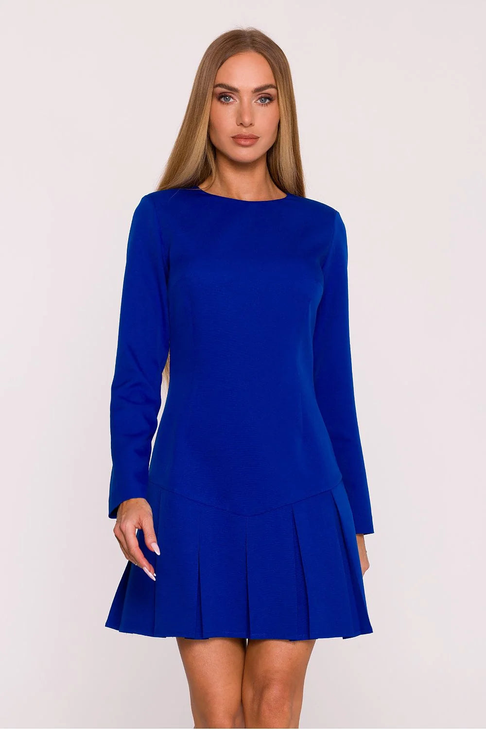 robe courte femme bleu roi manches longues col bateau tissu structuré finition mate taille légèrement cintrée jupe plissée moderne minimaliste
