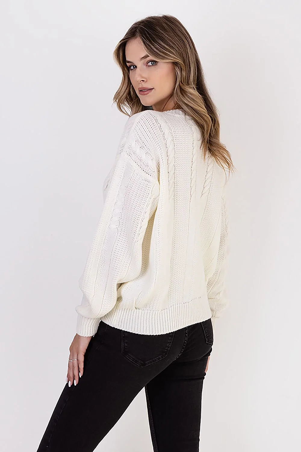 Pull pour femmes design élégant intemporel couleur blanche motif maille torsadée manches longues ourlet côtelé laine acrylique taille longueur ajustable
