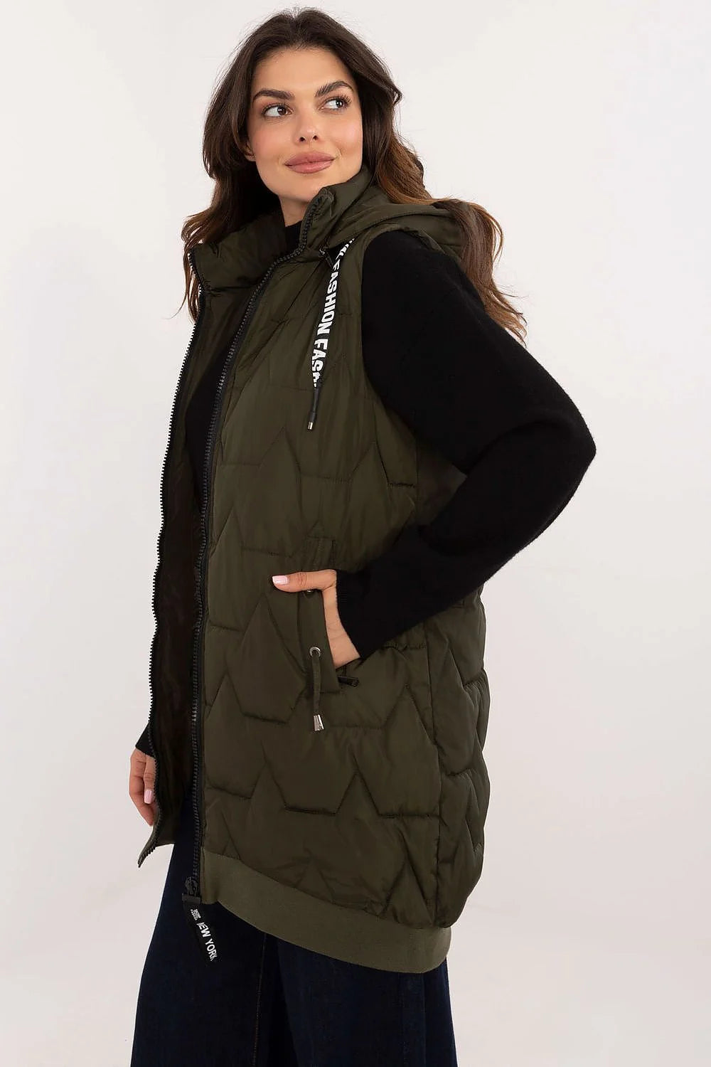 Gilet matelassé pour femme sans manches vert kaki longue coupe isolation thermique zips poches fonctionnelles style moderne urbain