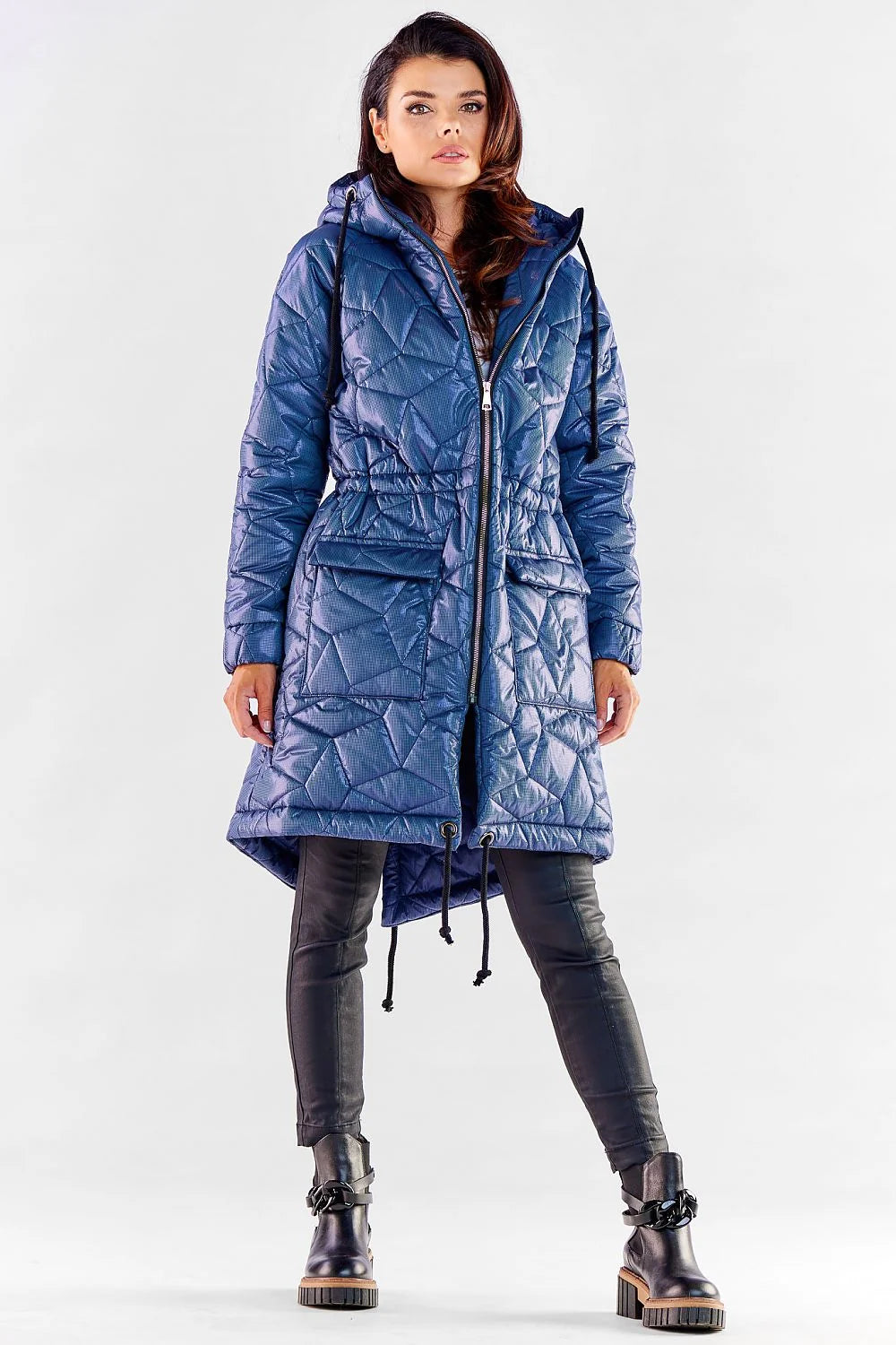 veste femme mi longue matelassée capuche bleu métallisé irisé géométrique coupe droite cintrée polyester doublée rembourrée poches rabats