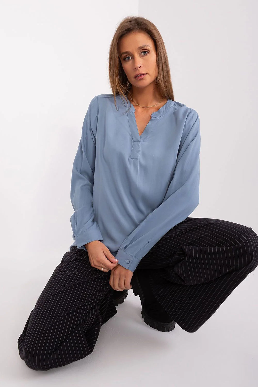 Blouse femme élégante décontractée couleur bleu pâle encolure V manches longues boutons poignets matériau fluide