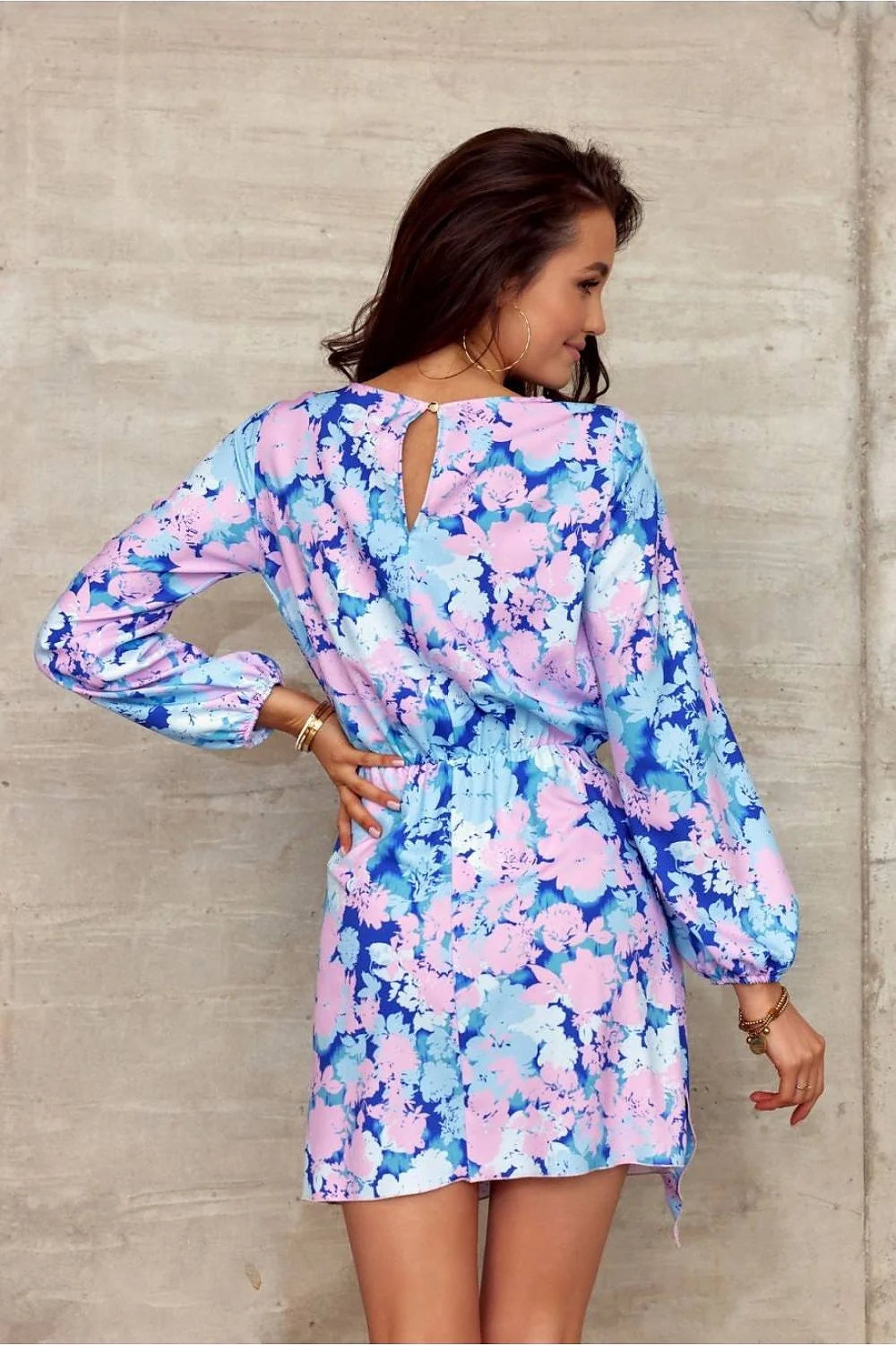 Robe de jour féminine motifs floraux bleu rose manches longues encolure goutte d'eau taille ajustable femme élégante