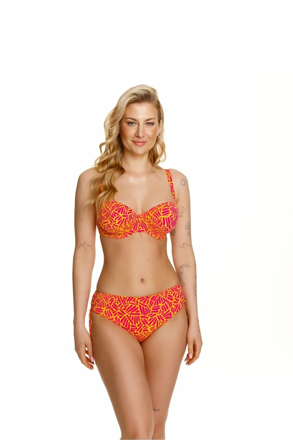 Bikini femme couleurs vives motif géométrique fuchsia orange baleines renforcées haut balconnet taille élastique matériaux synthétiques coupe classique confort style moderne plage vacances