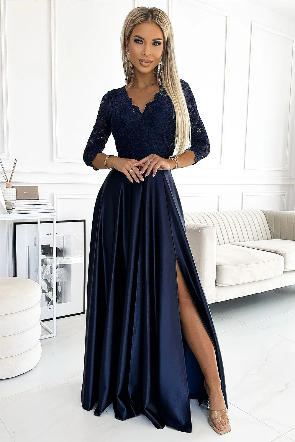 robe longue élégante dentelle satin bleu marine décolleté cœur fente cuisse manches troisquarts taille marquée fluide brillante sophistiquée mariage gala