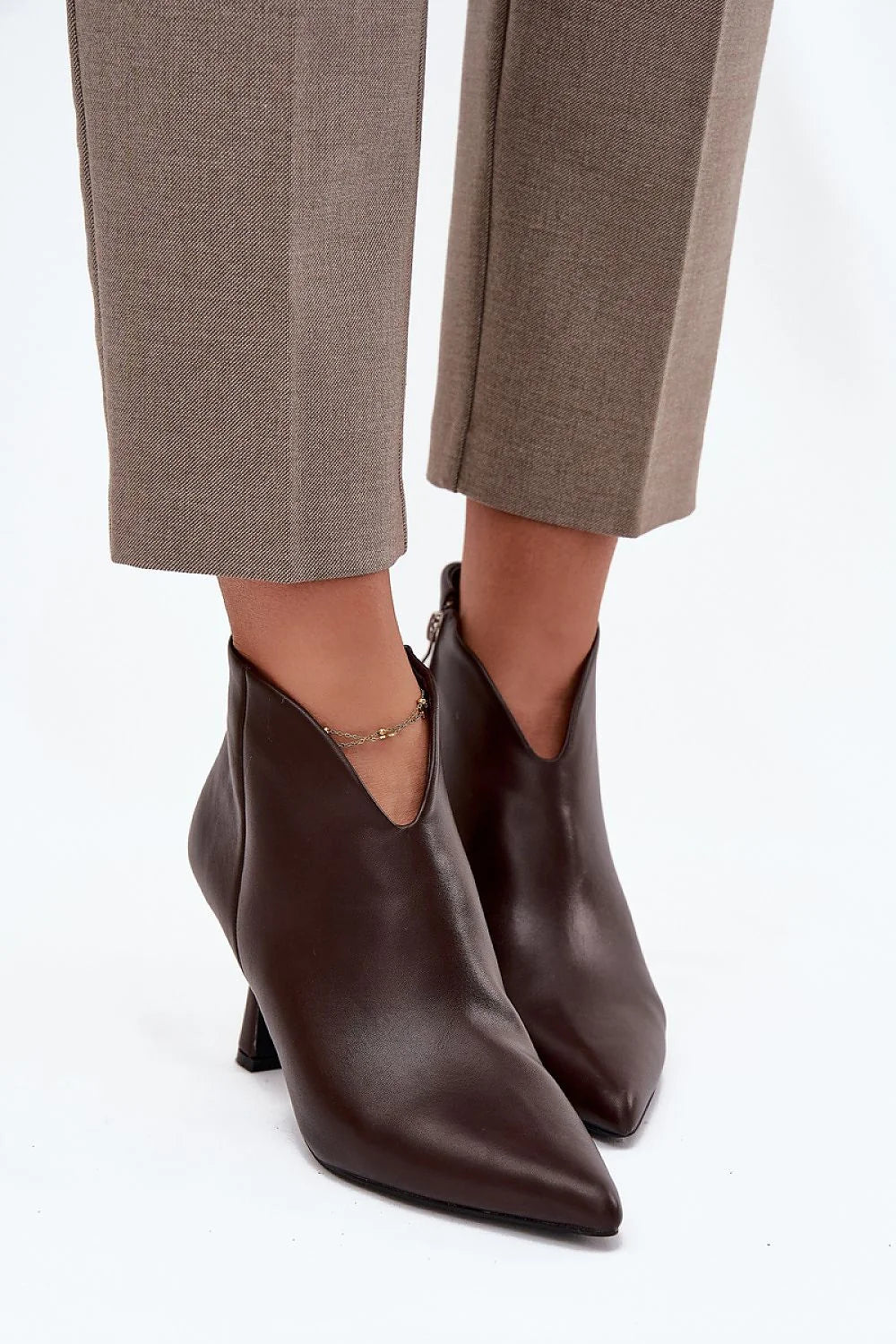 bottines femme simili cuir marron foncée bout pointu talon fin silhouette affinée tige asymétrique fermeture éclair minimaliste élégante