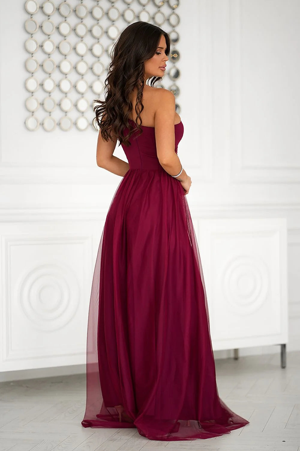 Robe longue élégante Bicotone en mousseline bordeaux sequins fente haute décolleté asymétrique dos nu mariage gala
