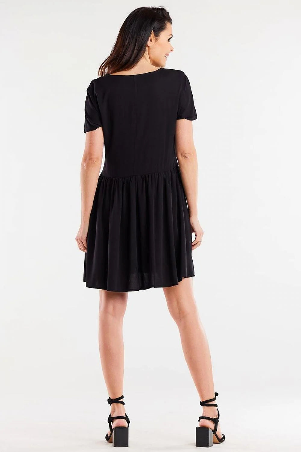 Robe de jour élégante en viscose noire coupe ample manches courtes col rond ourlet asymétrique femme
