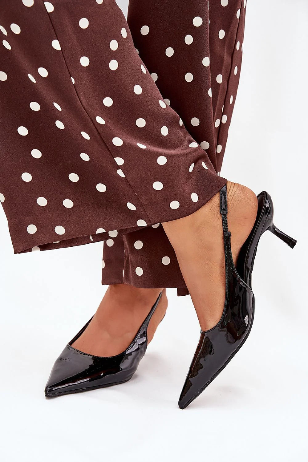 escarpins vernis noirs slingback bride élastiquée bout pointu silhouette élancée talon kitten six centimetres cuir synthétique chic soirée
