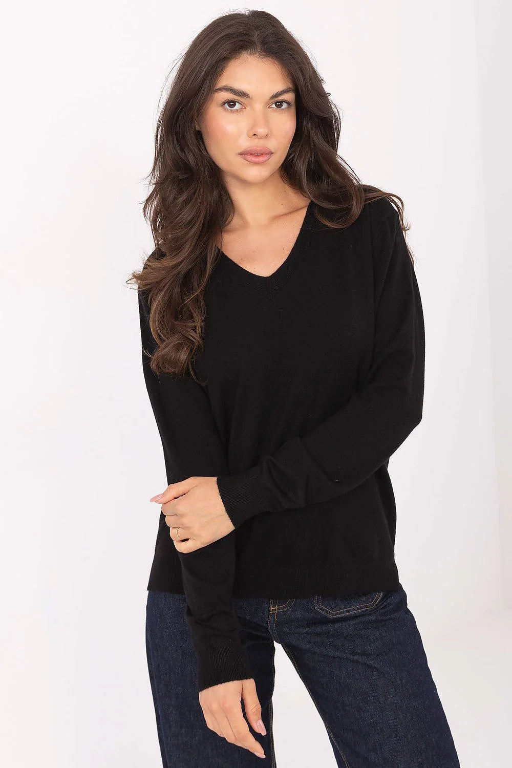 pull femme noir maille fine tricot léger manches longues bords côte poignets ourlet droit coupe droite décontractée tombant hanches ajustée