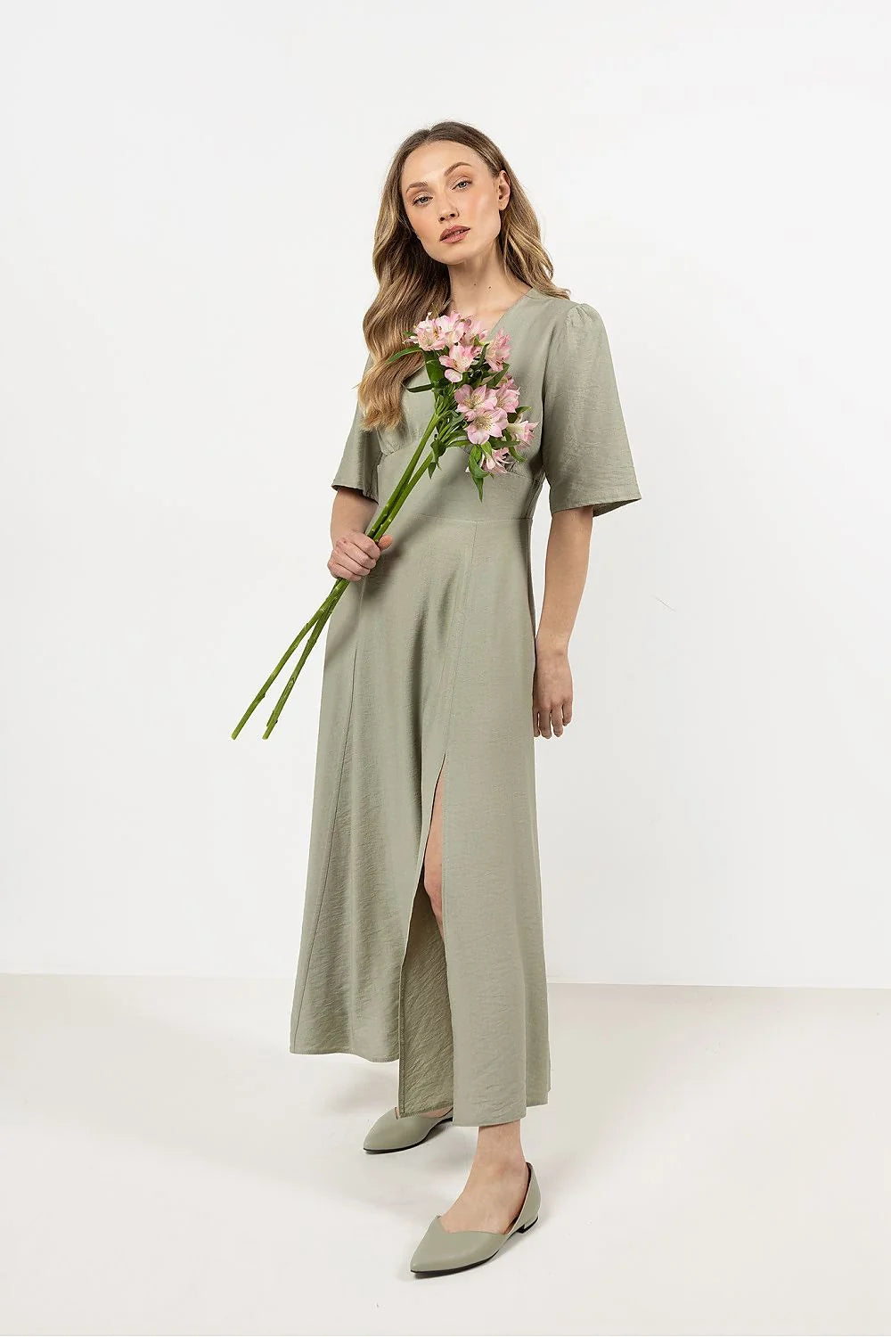 Robe longue élégante pour femme décolleté en V manches mi-longues tissu fluide couleur vert kaki